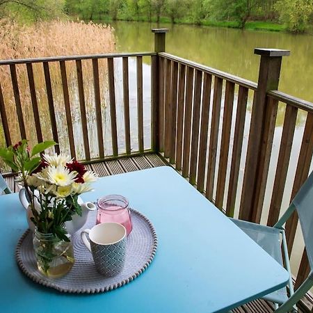 Lakeside Cabin On Stilts- 'Kingfisher' Villa Rous Lench Екстериор снимка