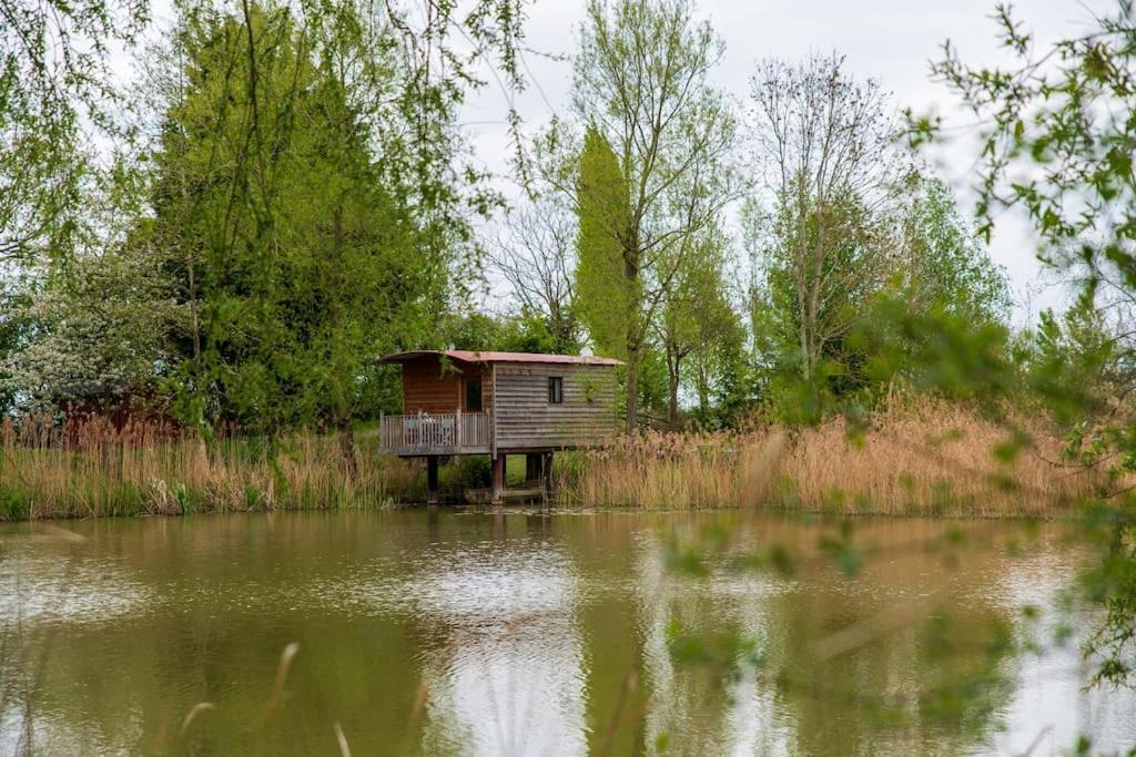 Lakeside Cabin On Stilts- 'Kingfisher' Villa Rous Lench Екстериор снимка