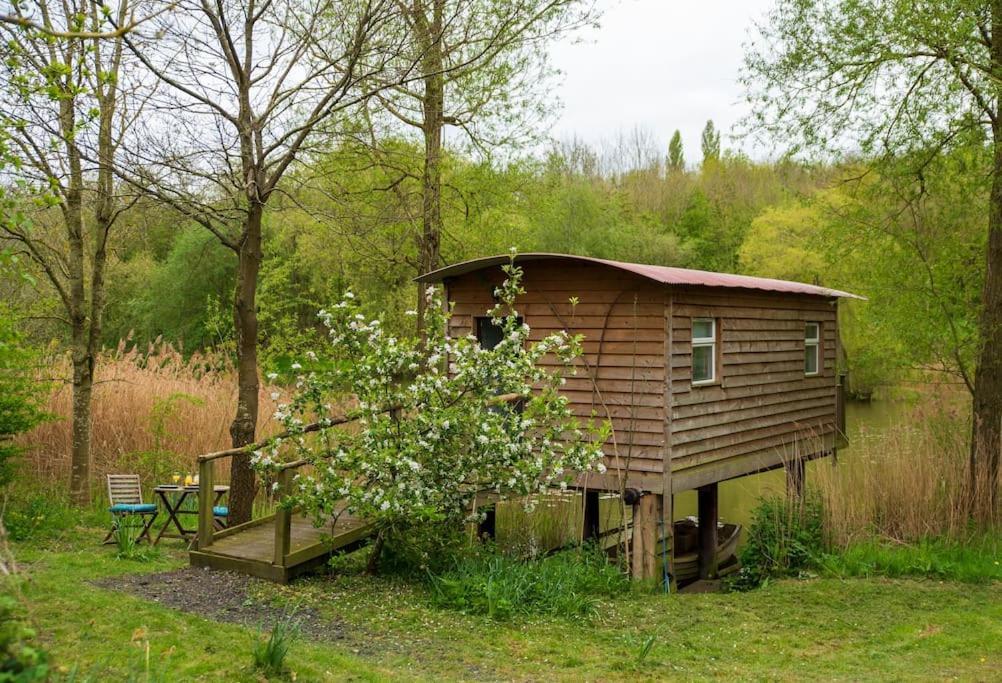 Lakeside Cabin On Stilts- 'Kingfisher' Villa Rous Lench Екстериор снимка