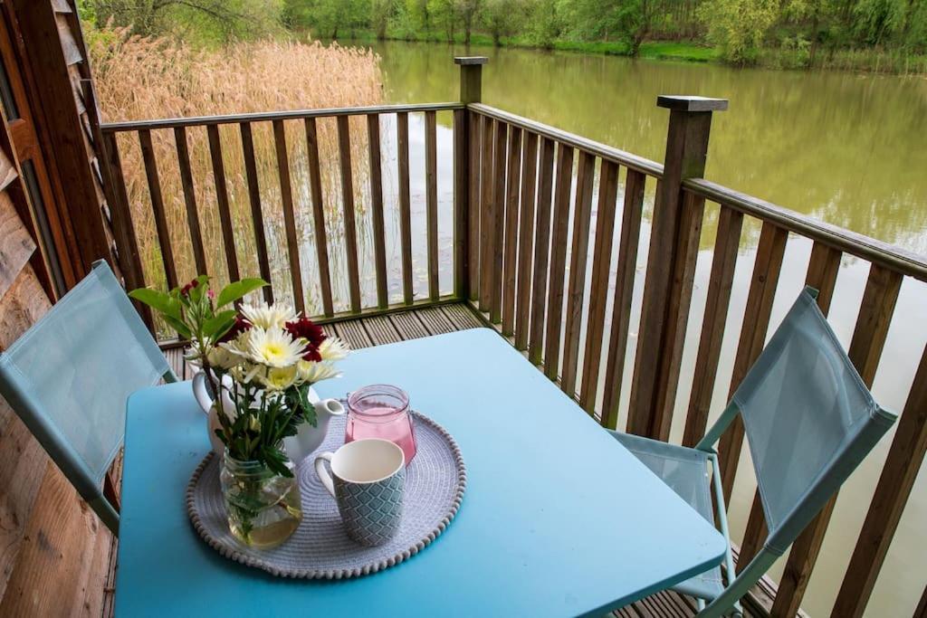 Lakeside Cabin On Stilts- 'Kingfisher' Villa Rous Lench Екстериор снимка